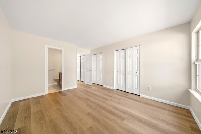 Building Photo - 123 Harrow Dr
