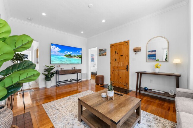Building Photo - Charming 2 Bed 1 bath "fully furnished mon...