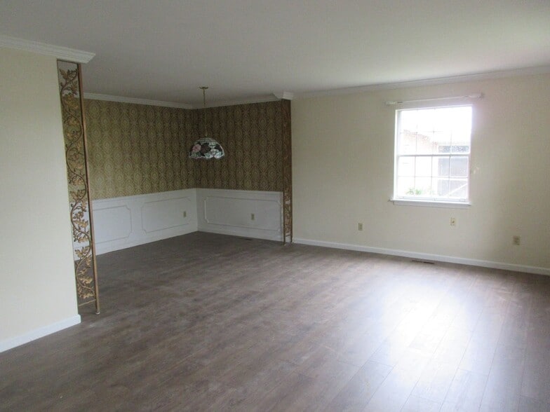 Building Photo - 65 Willowbrook Dr