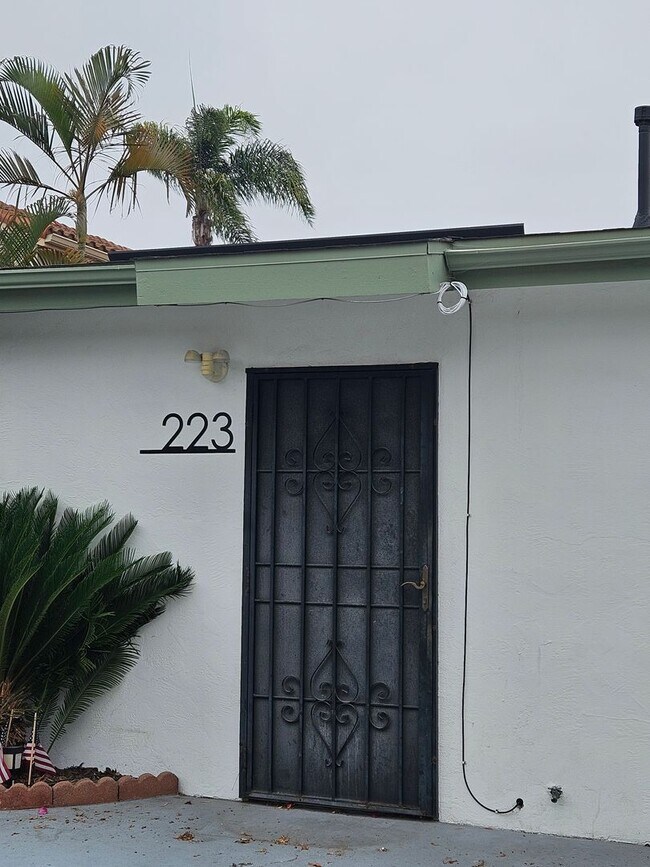Building Photo - MOVE IN SPECIAL: Charming 2 Bedroom/1 Bath...