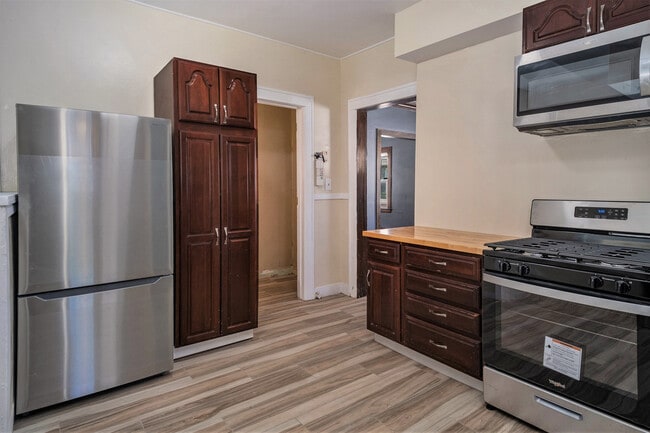 Building Photo - 1321 Bemis St SE