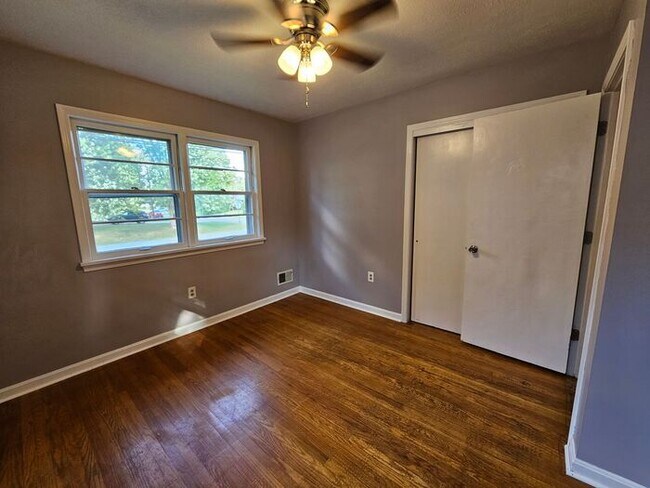 Building Photo - Spacious 3 Bedroom, 1.5 Bath House with Detached Garage