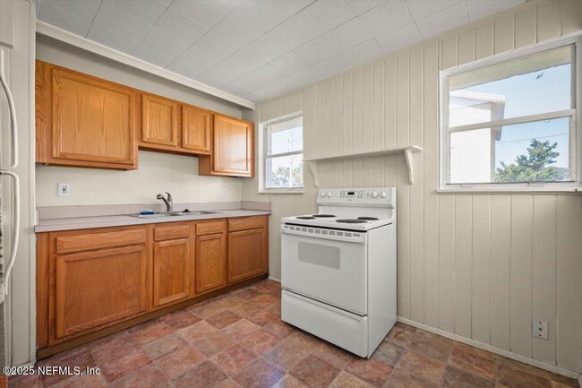 Building Photo - 725 5th St N