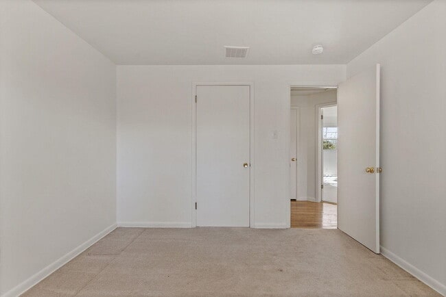 Building Photo - 340 Crown Point