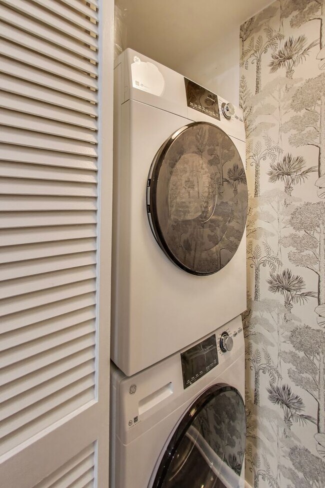 Building Photo - Large Foggy Bottom Beauty - 1+Den + 1 FB