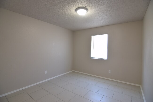 Building Photo - 402 William Tell Dr