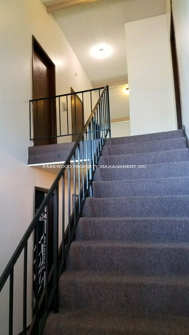 Building Photo - 2 Bedroom, North Tacoma, $1595 + $100 w/s/g = $1695.00, upper floor apartment