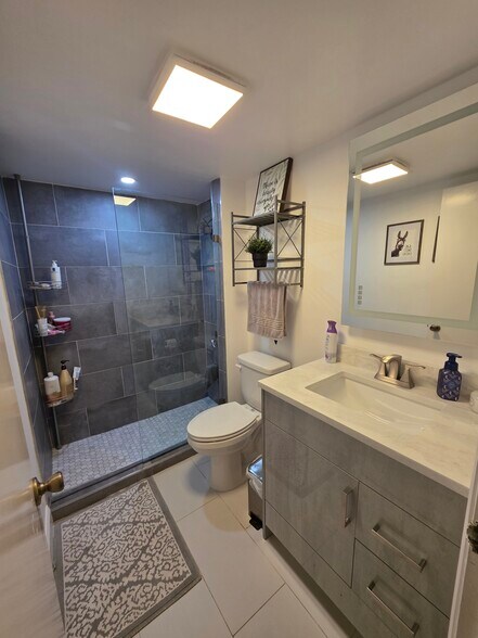 Guest Bath - 3425 Timberwood Cir