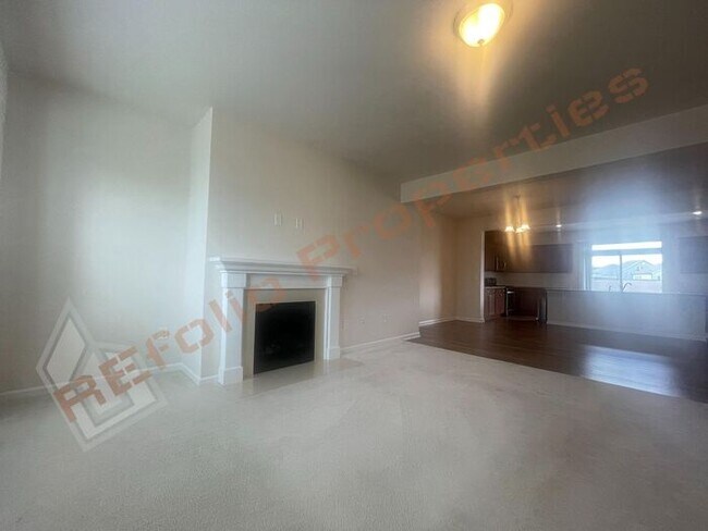 Building Photo - Luxury 3 Story 4 BD/3.5 Bath Townhome @ Sm...