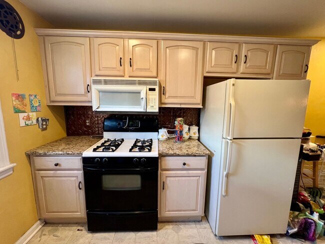 Building Photo - Stunning 3-Bedroom Townhome in Wissinoming! Available NOW!
