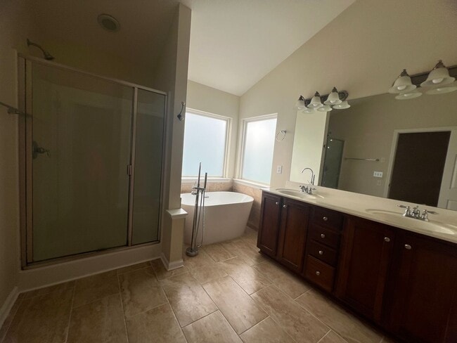 Building Photo - Home for Rent in the Desired Brookview Forest Subdivision