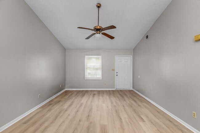 Building Photo - 2 Bedroom 1 Bathroom Duplex