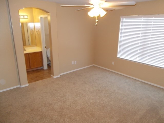 Building Photo - 7024 W Rose Ln