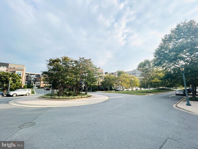 Building Photo - 913 King Farm Blvd