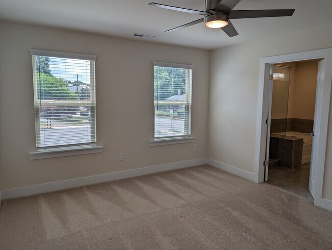 Building Photo - Georgeous townhome located in the Central ...