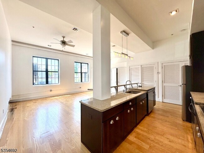 Building Photo - 988 Johnson Pl