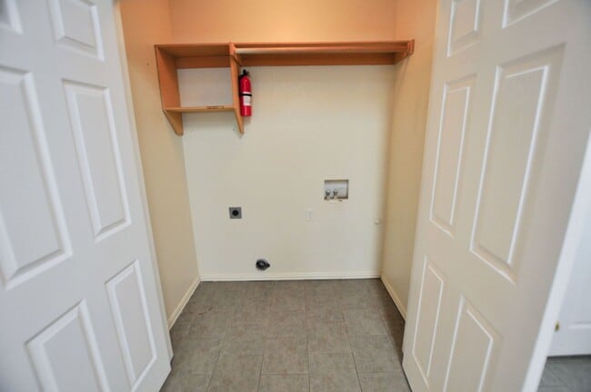 Building Photo - FOR LEASE! Duplex - 3 BR - 2 BA - Duplex in Peaster ISD