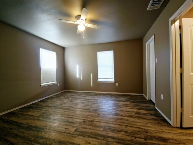 Building Photo - PRE-LEASE SPECIAL: Cozy 3 Bedroom Home