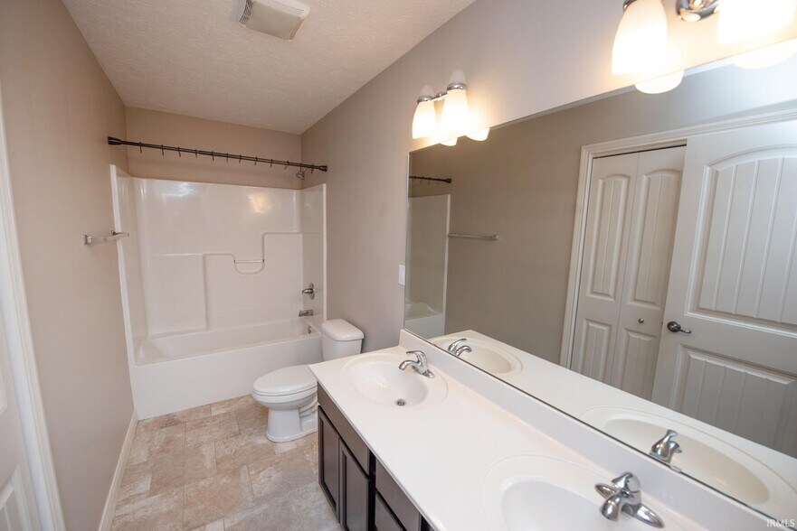 Building Photo - 1860 Sandpiper Dr