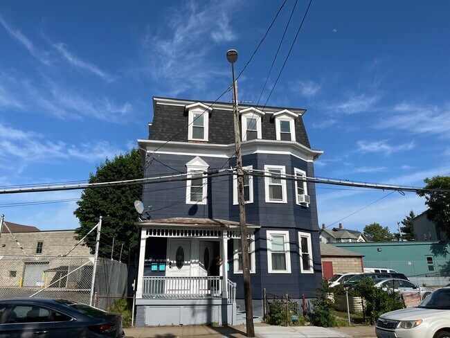 Building Photo - 33 Valley St