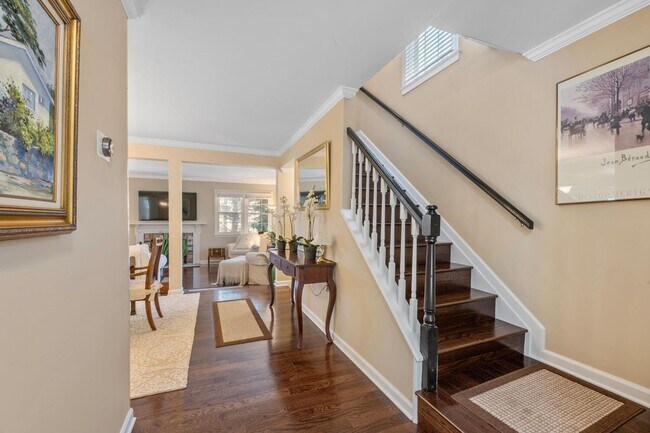 Building Photo - 4 Bedroom, 3.5 Bath Furnished Townhouse Available