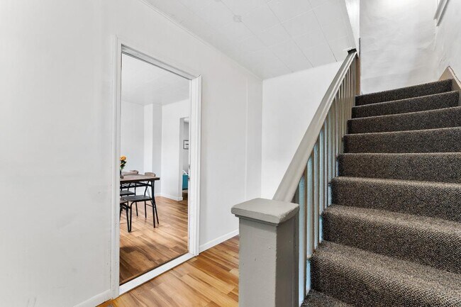 Building Photo - 2020 E 6th St