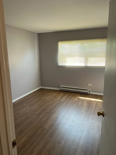 Building Photo - 850 E Old Willow Rd