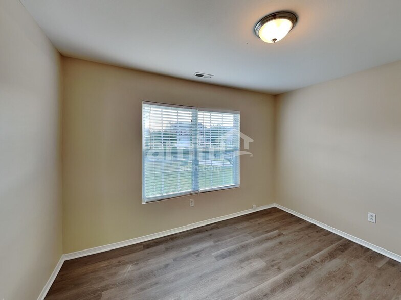 Building Photo - 10916 Thousand Oaks Dr