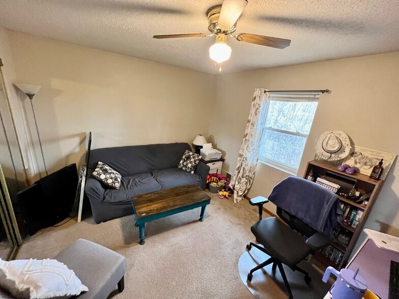 Building Photo - 2209 Melanie Ln