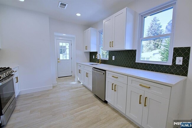 Building Photo - 16 Clarke St