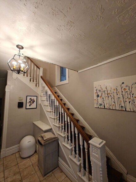 Building Photo - 218 E Rose St