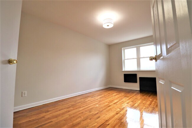 Building Photo - 718 E 84th St