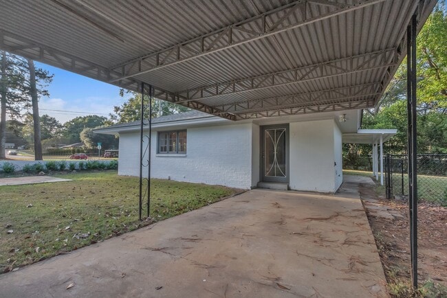 Building Photo - 895 Greg Dr