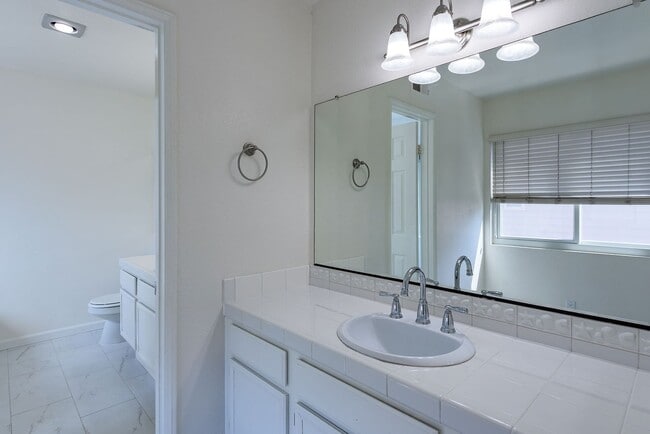 Building Photo - Convenient, Spacious Townhome for Rent in ...