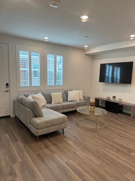 Living area - 654 Lemon Ln