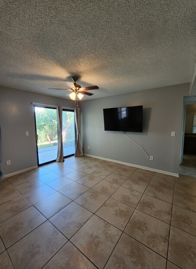 Building Photo - 455 Alt 19