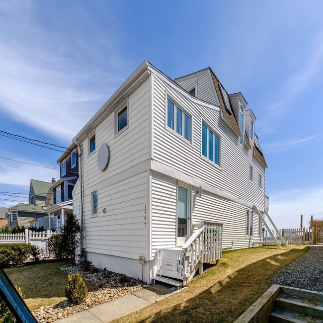 Building Photo - 1987 Fairfield Beach Rd