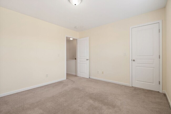 Building Photo - Excellent 2 BR Townhome close to Downtown Raleigh.  Available now!