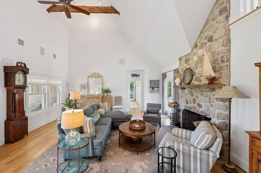 Building Photo - 32 W Neck Cir