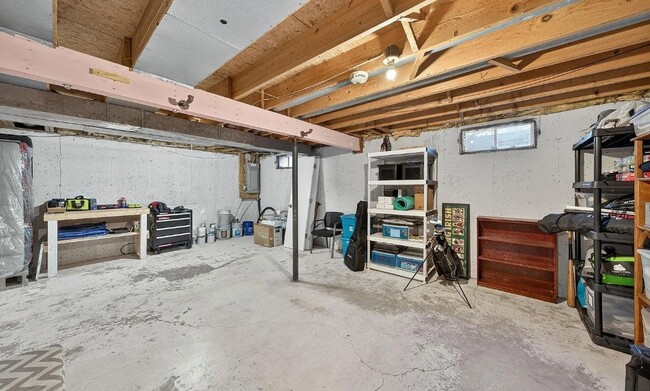 Building Photo - 2204 Spring Hill Dr