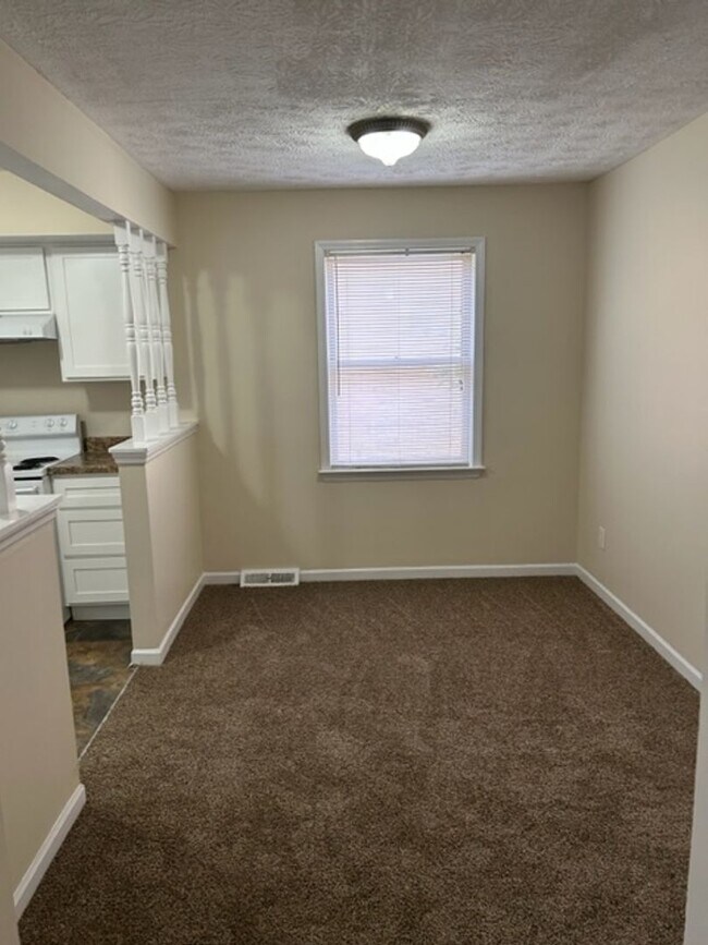 Building Photo - 481 Woodview Dr