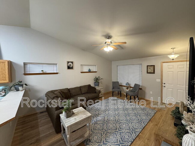 Building Photo - 1707 W Pleasant Ln