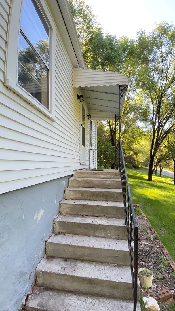 Building Photo - Spacious 2 Bedroom/1 Bath Home