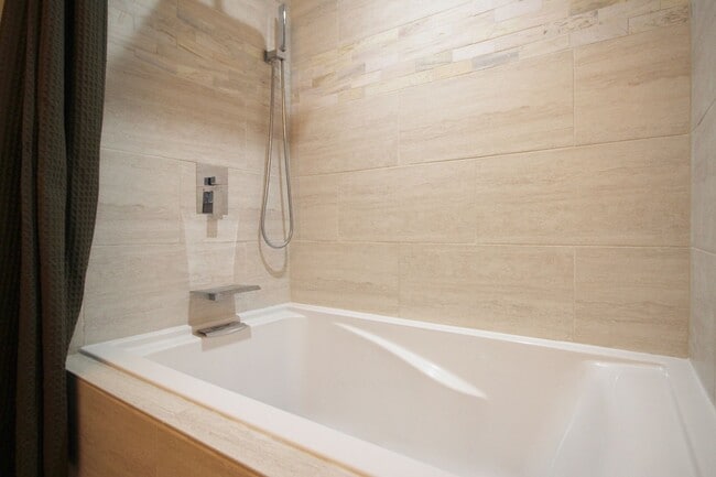 Building Photo - Midtown 1BR Condo