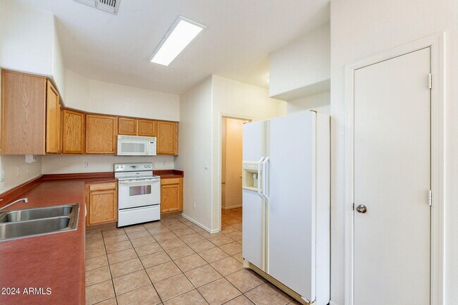 Building Photo - 1078 E Saragosa St