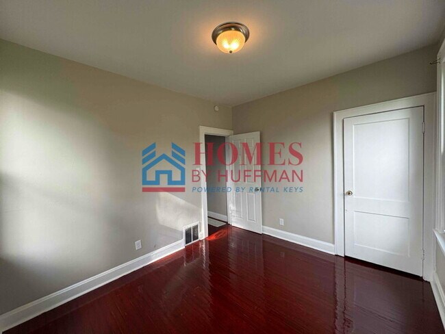 Building Photo - Two Bedroom House | Move in Ready