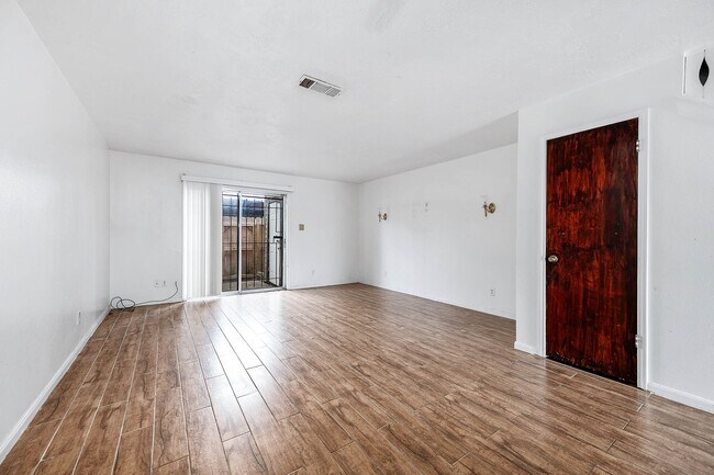 Building Photo - 1609 Mapleton Dr