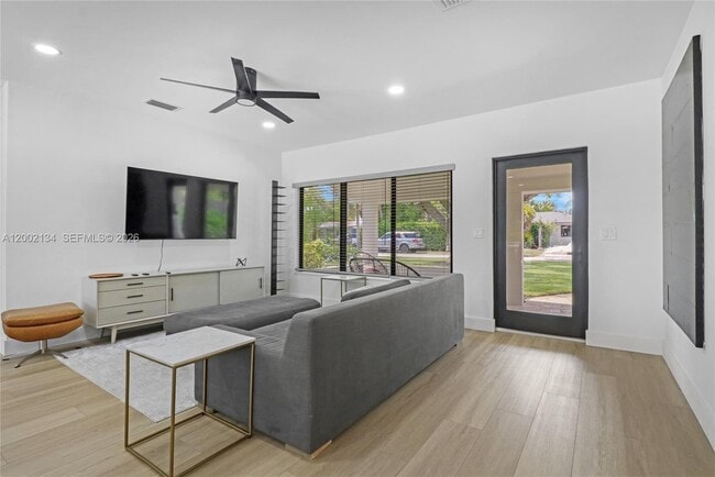 Building Photo - 811 NE 17th Ct