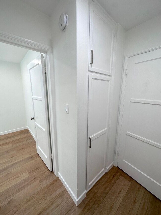 Building Photo - Updated Apartment Unit with Stylish Upgrades