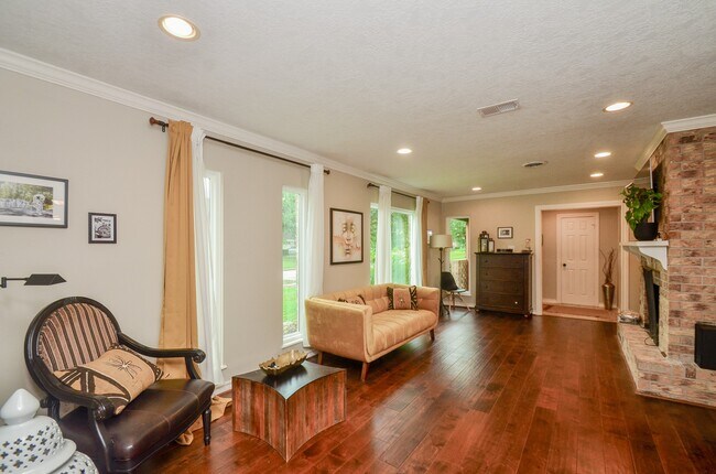 Building Photo - 4315 Fernwood Dr